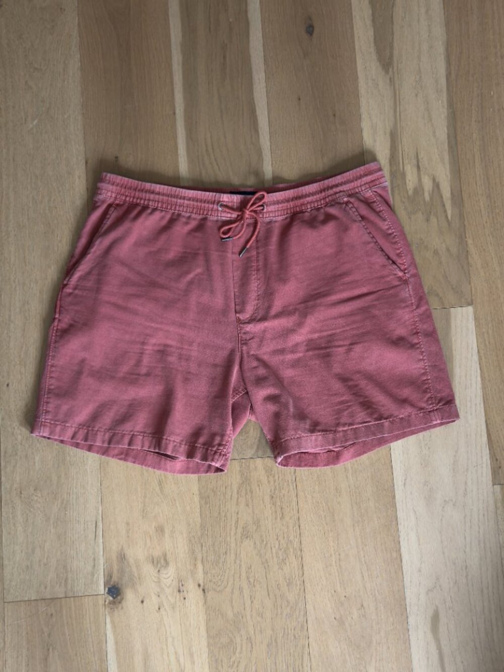 American Eagle 7" Trekker Shorts. Washed Red. Size XL.